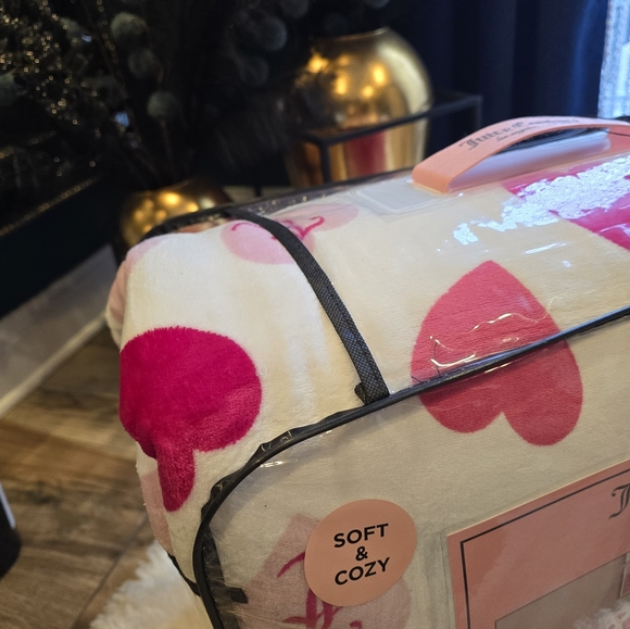 Juicy Couture Queen 5piece Plush Heart bedding set Brand New - Picture 4 of 9